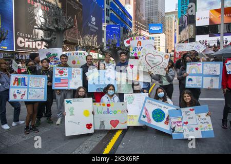 Schüler kommen zum Times Square, um die kleine Amal zu begrüßen und zu ehren. Die kleine Amal ist die riesige Marionette eines 10-jährigen syrischen Flüchtlingsmädchens, das mit ihrer Botschaft der Hoffnung und Solidarität für Vertriebene überall über 9.000km gereist ist. Vom 14. September bis 2. Oktober spaziert Little Amal in Zusammenarbeit mit St. Ann’s Warehouse durch NYC. Sie wird alle fünf Stadtbezirke von New York City erkunden und Künstler, führende Persönlichkeiten der Zivilgesellschaft, Gemeinschaftsgruppen und junge New Yorker mit unterschiedlichem Hintergrund treffen. Stockfoto