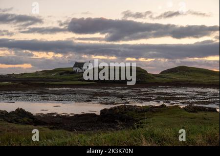 September 2022: Isle of Canna, Inner Hebrides, Schottland Ein kleines Haus mit Blick auf die Bucht von Sanday Stockfoto