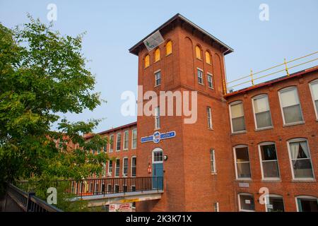 Newmarket Mills Gebäude am Lamprey River an der Main Street im historischen Stadtzentrum von Newmarket, New Hampshire NH, USA. Jetzt ist dieses Gebäude Rivermoor L Stockfoto