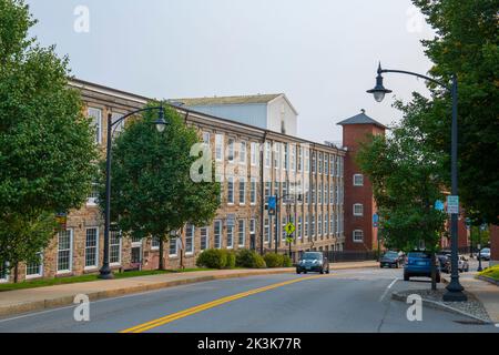 Newmarket Mills Gebäude am Lamprey River an der Main Street im historischen Stadtzentrum von Newmarket, New Hampshire NH, USA. Jetzt ist dieses Gebäude Rivermoor L Stockfoto