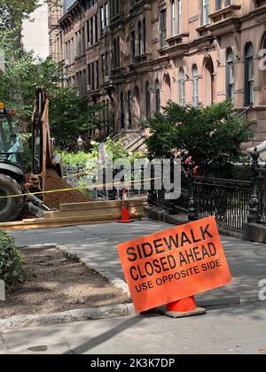 Geschlossener Bürgersteig während der Straßenreparatur in einer Wohnstraße im Park Slope-Viertel in Brooklyn, New York. Stockfoto