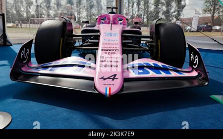 Vorderansicht eines BWT Alpine F1 Teams, Modell Chassis mit dem aktuellen 2022 A522 Rennwagen von Fernando Alonso und Esteban Ocson, Stockfoto