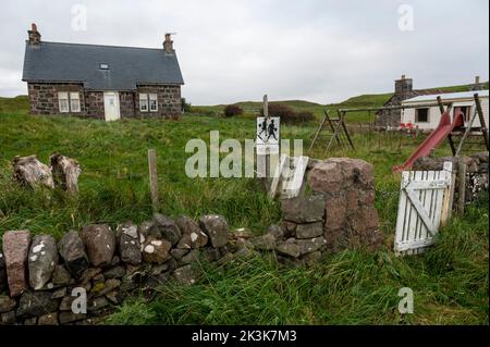 September 2022: Isle of Canna, Inner Hebrides, Schottland die Schule und der Spielplatz Stockfoto