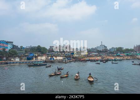 Wunderschöne Landschaft des Sadarghat-Flusshafens am Buriganga-Fluss in Dhaka. Fährschiffe auf dem Fluss mit einem bewölkten Himmel Hintergrund. Stockfoto