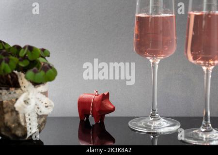 Neujahrsgrüße mit glücklichen Kleeblatt, Sekt und glücklichen Schweinen Stockfoto