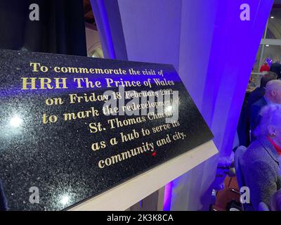 Vor dem Besuch der heutigen Prinz und Prinzessin von Wales in der St. Thomas Church in Swansea, Wales, ist eine Gedenktafel angebracht, die an eine Verlobung mit König Karl III. (Damals Prinz von Wales) im Februar erinnert, die abgesagt wurde. Die neu entwickelte Kirche unterstützt die Menschen in der Region und in der Stadt und im Landkreis Swansea mit Initiativen wie einer Lebensmittelbank, Swansea Baby Basics, der Verteilung von lebenswichtigen Gegenständen an gefährdete Mütter wie Toilettenartikel und Kleidung, Obdachloseneinrichtungen, einem gemeinnützigen Café, einer Gemeinschaftsküche, Und ein Netzwerk zur Verteilung von überschüssigen Nahrungsmitteln Stockfoto