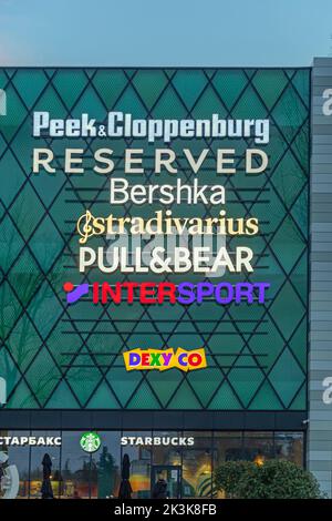 Belgrad, Serbien - 16. Februar 2021: Leuchtmarkenschilder am Beo Einkaufszentrum bei Nacht in der Hauptstadt. Stockfoto