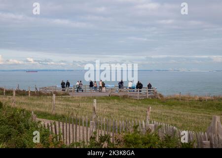 Touristen am Aussichtspunkt auf Cap Gris-Nez in frankreich mit england als Hintergrund Stockfoto