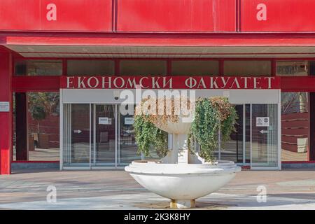 Belgrad, Serbien - 14. Februar 2021: Eintritt in die Wirtschaftswissenschaftliche Fakultät der Universität Belgrad. Stockfoto