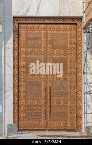 Belgrad, Serbien - 14. Februar 2021: Goldenes Tor mit Schriftteinfahrt zur St.-Sava-Kirche in Vracar. Stockfoto