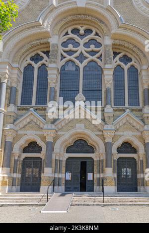 Szeged, Ungarn - 16. Juni 2021: Eingang zum Synagogengebäude von der Josika-Straße in Szeged, Ungarn. Stockfoto