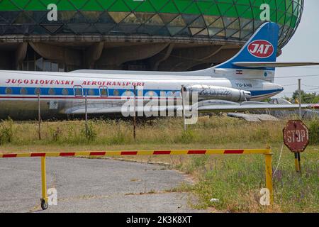 Belgrad, Serbien - 05. Juli 2021: Jugoslawischer Luftverkehr Sud Aviation Caravelle-Flugzeug-Jat vor dem Luftfahrtmuseum am Nikola Tesla-Flughafen. Stockfoto