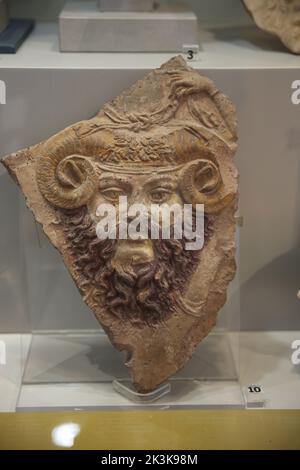 Fragment einer Tonplatte mit Jupiter Ammon. 1. Jahrhundert A.D. Polycrhrome Terrakotta. Barracco Museum für antike Skulptur. Rom. Italien. Stockfoto