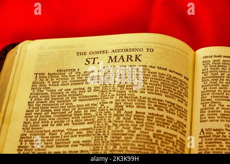 Nahaufnahme einer antiken Heiligen-Bibel-Seite, geringe Schärfentiefe mit Fokus auf Kapitelüberschrift, Markus Stockfoto