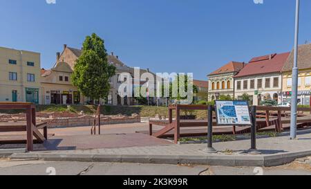 Sremska Mitrovica, Serbien - 22. Juli 2022: Historischer Ort Markplatz Weizenmarkt am Sonnentag. Stockfoto