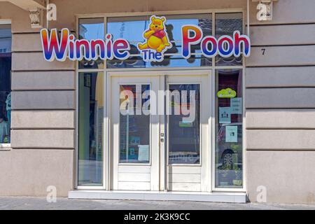 Sremska Mitrovica, Serbien - 22. Juli 2022: Spielwarenladen für Kinder, Winnie the Pooh, in der Masarikova Straße in der Stadt. Stockfoto