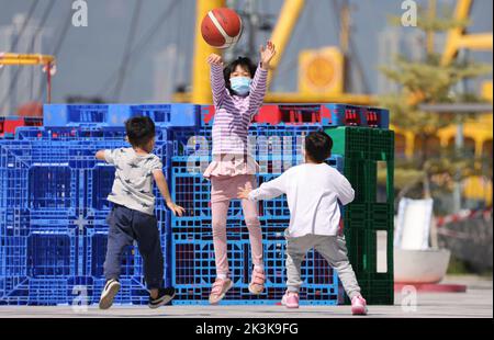 Kinder können bei sonnigem Wetter mit ihren Eltern im Belcher Bay Park, Kennedy Town, am KinderhH-Tag Aktivitäten im Freien genießen. 04APR22 SCMP/Nora Tam Stockfoto