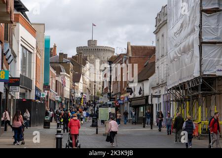 Windsor, Großbritannien. 27.. September 2022. Nach dem traurigen Tod Ihrer Majestät der Königin ist die königliche Trauerzeit nun zu Ende gegangen, und so fliegt der Union Jack auf dem Rount Tower in Windsor Castle nicht mehr am halben Mast. Quelle: Maureen McLean/Alamy Live News Stockfoto