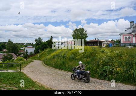 Eine Straße mit einstöckigen Holzhäusern in Susdal, Russland Stockfoto