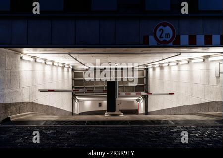 Eintritt in eine Tiefgarage mit einer maximalen Einstiegshöhe von 2 Metern Stockfoto
