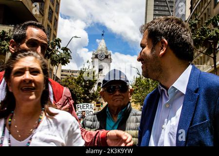 BOGOTA, KOLUMBIEN - 26. SEPTEMBER 2022. Der Oppositionsführer Andres Forero bei den friedlichen Protestmärschen in Bogotá Kolumbien gegen die Regierung von Stockfoto