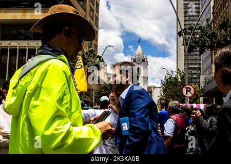 BOGOTA, KOLUMBIEN - 26. SEPTEMBER 2022. Der Oppositionsführer Andres Forero bei den friedlichen Protestmärschen in Bogotá Kolumbien gegen die Regierung von Stockfoto