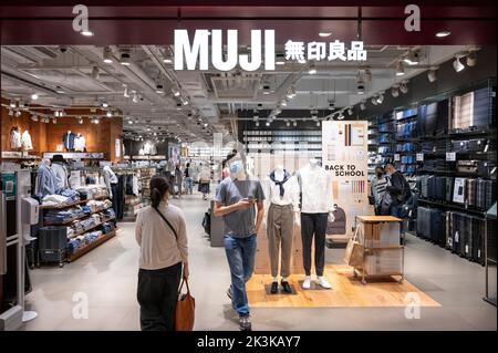 Hongkong, China. 4. September 2022. Käufer werden im japanischen Haushalts- und Bekleidungseinzelhandelsunternehmen Muji in Hongkong gesehen. (Bild: © Sebastian Ng/SOPA Images via ZUMA Press Wire) Stockfoto