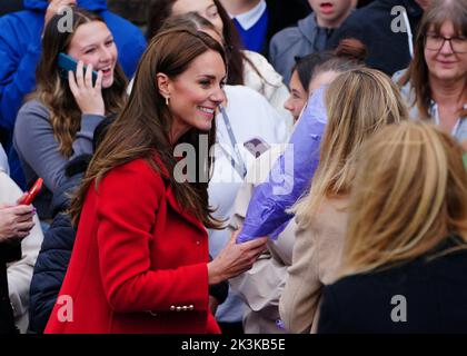 Die Prinzessin von Wales erhält nach einem Besuch in der St. Thomas Church in Swansea, Wales, Blumen. Bilddatum: Dienstag, 27. September 2022. Stockfoto