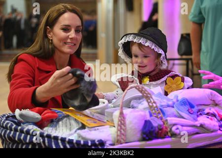 DIE Prinzessin von Wales trifft Charlotte Bunting, zwei Jahre alt, in walisischer Nationaltracht gekleidet, während eines Besuchs in der St. Thomas Church in Swansea, Wales. Die neu entwickelte Kirche unterstützt die Menschen in der Region und in der Stadt und im Landkreis Swansea mit Initiativen wie einer Lebensmittelbank, Swansea Baby Basics, der Verteilung von lebenswichtigen Gegenständen an gefährdete Mütter wie Toilettenartikel und Kleidung, Obdachloseneinrichtungen, einem gemeinnützigen Café, einer Gemeinschaftsküche, Und überschüssiges Lebensmittelverteilernetz, das Lebensmittel aus Supermärkten am Ende eines jeden Tages sammelt und di Stockfoto