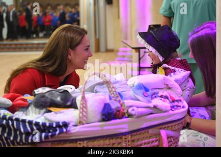 DIE Prinzessin von Wales trifft Charlotte Bunting, zwei Jahre alt, in walisischer Nationaltracht gekleidet, während eines Besuchs in der St. Thomas Church in Swansea, Wales. Die neu entwickelte Kirche unterstützt die Menschen in der Region und in der Stadt und im Landkreis Swansea mit Initiativen wie einer Lebensmittelbank, Swansea Baby Basics, der Verteilung von lebenswichtigen Gegenständen an gefährdete Mütter wie Toilettenartikel und Kleidung, Obdachloseneinrichtungen, einem gemeinnützigen Café, einer Gemeinschaftsküche, Und überschüssiges Lebensmittelverteilernetz, das Lebensmittel aus Supermärkten am Ende eines jeden Tages sammelt und di Stockfoto