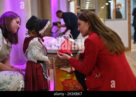 DIE Prinzessin von Wales trifft Charlotte Bunting, zwei Jahre alt, in walisischer Nationaltracht gekleidet, während eines Besuchs in der St. Thomas Church in Swansea, Wales. Die neu entwickelte Kirche unterstützt die Menschen in der Region und in der Stadt und im Landkreis Swansea mit Initiativen wie einer Lebensmittelbank, Swansea Baby Basics, der Verteilung von lebenswichtigen Gegenständen an gefährdete Mütter wie Toilettenartikel und Kleidung, Obdachloseneinrichtungen, einem gemeinnützigen Café, einer Gemeinschaftsküche, Und überschüssiges Lebensmittelverteilernetz, das Lebensmittel aus Supermärkten am Ende eines jeden Tages sammelt und di Stockfoto