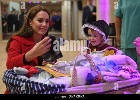 DIE Prinzessin von Wales trifft Charlotte Bunting, zwei Jahre alt, in walisischer Nationaltracht gekleidet, während eines Besuchs in der St. Thomas Church in Swansea, Wales. Die neu entwickelte Kirche unterstützt die Menschen in der Region und in der Stadt und im Landkreis Swansea mit Initiativen wie einer Lebensmittelbank, Swansea Baby Basics, der Verteilung von lebenswichtigen Gegenständen an gefährdete Mütter wie Toilettenartikel und Kleidung, Obdachloseneinrichtungen, einem gemeinnützigen Café, einer Gemeinschaftsküche, Und überschüssiges Lebensmittelverteilernetz, das Lebensmittel aus Supermärkten am Ende eines jeden Tages sammelt und di Stockfoto