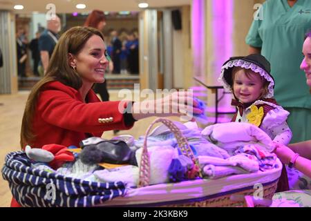 DIE Prinzessin von Wales trifft Charlotte Bunting, zwei Jahre alt, in walisischer Nationaltracht gekleidet, während eines Besuchs in der St. Thomas Church in Swansea, Wales. Die neu entwickelte Kirche unterstützt die Menschen in der Region und in der Stadt und im Landkreis Swansea mit Initiativen wie einer Lebensmittelbank, Swansea Baby Basics, der Verteilung von lebenswichtigen Gegenständen an gefährdete Mütter wie Toilettenartikel und Kleidung, Obdachloseneinrichtungen, einem gemeinnützigen Café, einer Gemeinschaftsküche, Und überschüssiges Lebensmittelverteilernetz, das Lebensmittel aus Supermärkten am Ende eines jeden Tages sammelt und di Stockfoto