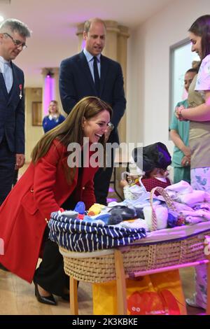 DIE Prinzessin von Wales trifft Charlotte Bunting, zwei Jahre alt, in walisischer Nationaltracht gekleidet, während eines Besuchs in der St. Thomas Church in Swansea, Wales. Die neu entwickelte Kirche unterstützt die Menschen in der Region und in der Stadt und im Landkreis Swansea mit Initiativen wie einer Lebensmittelbank, Swansea Baby Basics, der Verteilung von lebenswichtigen Gegenständen an gefährdete Mütter wie Toilettenartikel und Kleidung, Obdachloseneinrichtungen, einem gemeinnützigen Café, einer Gemeinschaftsküche, Und überschüssiges Lebensmittelverteilernetz, das Lebensmittel aus Supermärkten am Ende eines jeden Tages sammelt und di Stockfoto