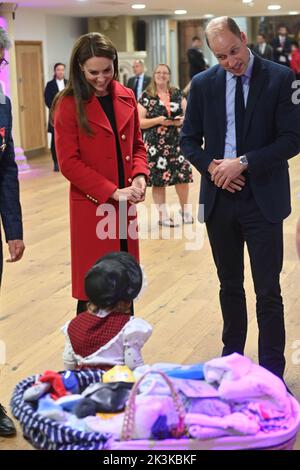 DER Prinz und die Prinzessin von Wales treffen Charlotte Bunting, zwei Jahre alt, in walisischer Nationaltracht gekleidet, während eines Besuchs in der St. Thomas Church in Swansea, Wales. Die neu entwickelte Kirche unterstützt die Menschen in der Region und in der Stadt und im Landkreis Swansea mit Initiativen wie einer Lebensmittelbank, Swansea Baby Basics, der Verteilung von lebenswichtigen Gegenständen an gefährdete Mütter wie Toilettenartikel und Kleidung, Obdachloseneinrichtungen, einem gemeinnützigen Café, einer Gemeinschaftsküche, Und ein Netz zur Verteilung von überschüssigen Lebensmitteln, das am Ende jedes einzelnen Lebensmittelzuschubs Lebensmittel aus Supermärkten sammelt Stockfoto