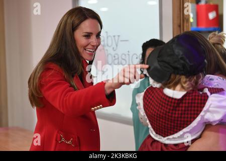 DIE Prinzessin von Wales trifft Charlotte Bunting, zwei Jahre alt, in walisischer Nationaltracht gekleidet, während eines Besuchs in der St. Thomas Church in Swansea, Wales. Die neu entwickelte Kirche unterstützt die Menschen in der Region und in der Stadt und im Landkreis Swansea mit Initiativen wie einer Lebensmittelbank, Swansea Baby Basics, der Verteilung von lebenswichtigen Gegenständen an gefährdete Mütter wie Toilettenartikel und Kleidung, Obdachloseneinrichtungen, einem gemeinnützigen Café, einer Gemeinschaftsküche, Und überschüssiges Lebensmittelverteilernetz, das Lebensmittel aus Supermärkten am Ende eines jeden Tages sammelt und di Stockfoto