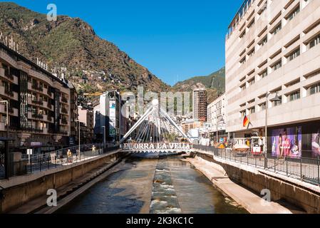 Andorra, Andorra; 2022, Juli 27.: Brücke von Paris über den Fluss Valira mit den touristischen Briefen der Hauptstadt des Fürstentums Andorra. Stockfoto