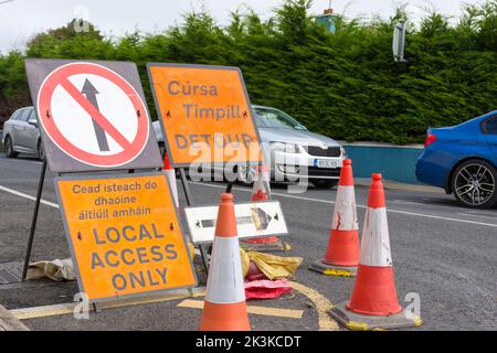 Straßenbauschilder. Nur lokaler Zugang, Umweg, in englischer und irischer gälischer Sprache. N56 Road, County Donegal, Irland. Stockfoto