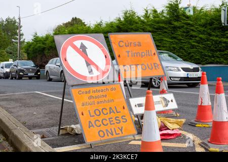 Straßenbauschilder. Nur lokaler Zugang, Umweg, in englischer und irischer gälischer Sprache. N56 Road, County Donegal, Irland. Stockfoto