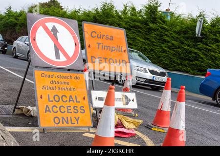 Straßenbauschilder. Nur lokaler Zugang, Umweg, in englischer und irischer gälischer Sprache. N56 Road, County Donegal, Irland. Stockfoto