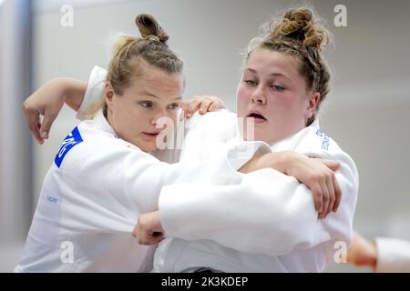 2022-09-27 16:41:28 ARNHEM - judoka Geke van den Berg (l) und Marit Kamps während einer Trainingseinheit am Papendal. Der Judo Bond Nederland trainiert im Vorfeld der WM in Usbekistan. ANP ROBIN VAN LONKHUIJSEN niederlande Out - belgien Out Stockfoto