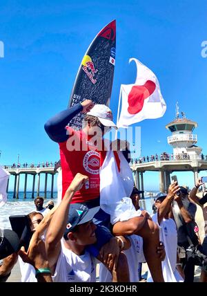 Huntington Beach, Kalifornien, USA. 24. September 2022. KANOA IGARASHI aus Japan feiert das Jubiläum, nachdem er am Samstag das Herren-Surf-Finale bei den ISA World Surfing Games 2022 gewonnen hat. (Bild: © Jon Gaede/ZUMA Press Wire) Stockfoto