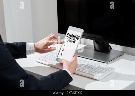 Schreiben Anzeige Text in Kürze, Word geschrieben über etwas wird in wirklich kurzer Zeit geschehen Stockfoto