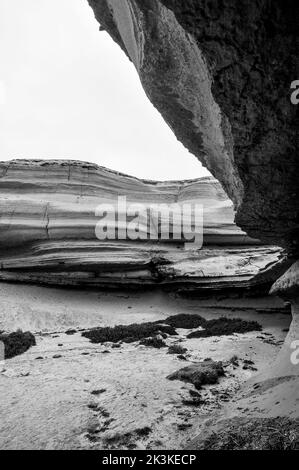 Warme vertikale Ansicht der Küstenklippen im Norden Chiles Stockfoto