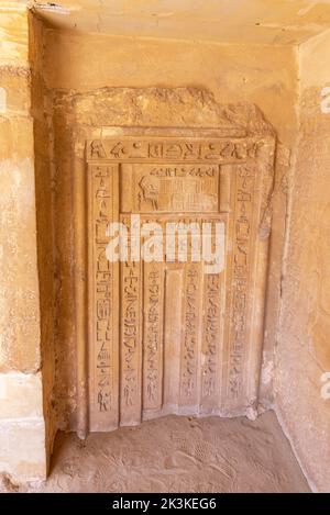 Ägyptische Hieroglyphen aus dem alten Königreich, Saqqara, Ägypten Stockfoto