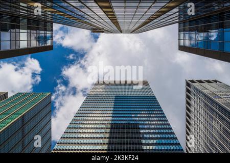 Blick in die gläsernen Wolkenkratzer in Midtown Manhattan, New York, USA Stockfoto