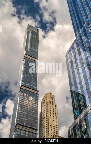 Blick in die gläsernen Wolkenkratzer in Midtown Manhattan, New York, USA Stockfoto