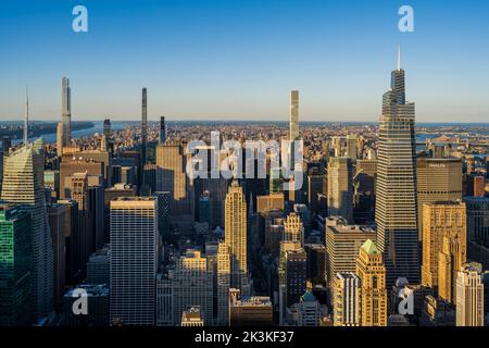 Luftaufnahme von Midtown Manhattan bei Sonnenuntergang, New York, USA Stockfoto