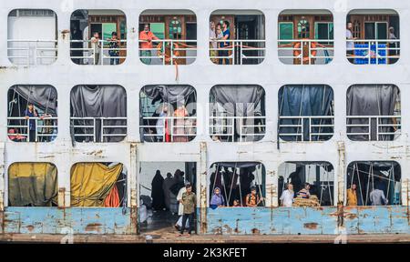 Einheimische auf einer Fähre am Dock von Sadarghat in Dhaka. Passagiere warten auf ihre Reise. Dies ist ein wichtiger Hafen in Bangladesch. Stockfoto