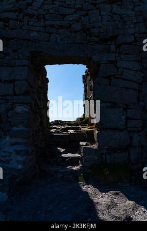 Eingang zur alten Festung Dún Aonghasa oder Dún Aengus, Inishmore, der größten der Aran-Inseln, Galway, Irland Stockfoto